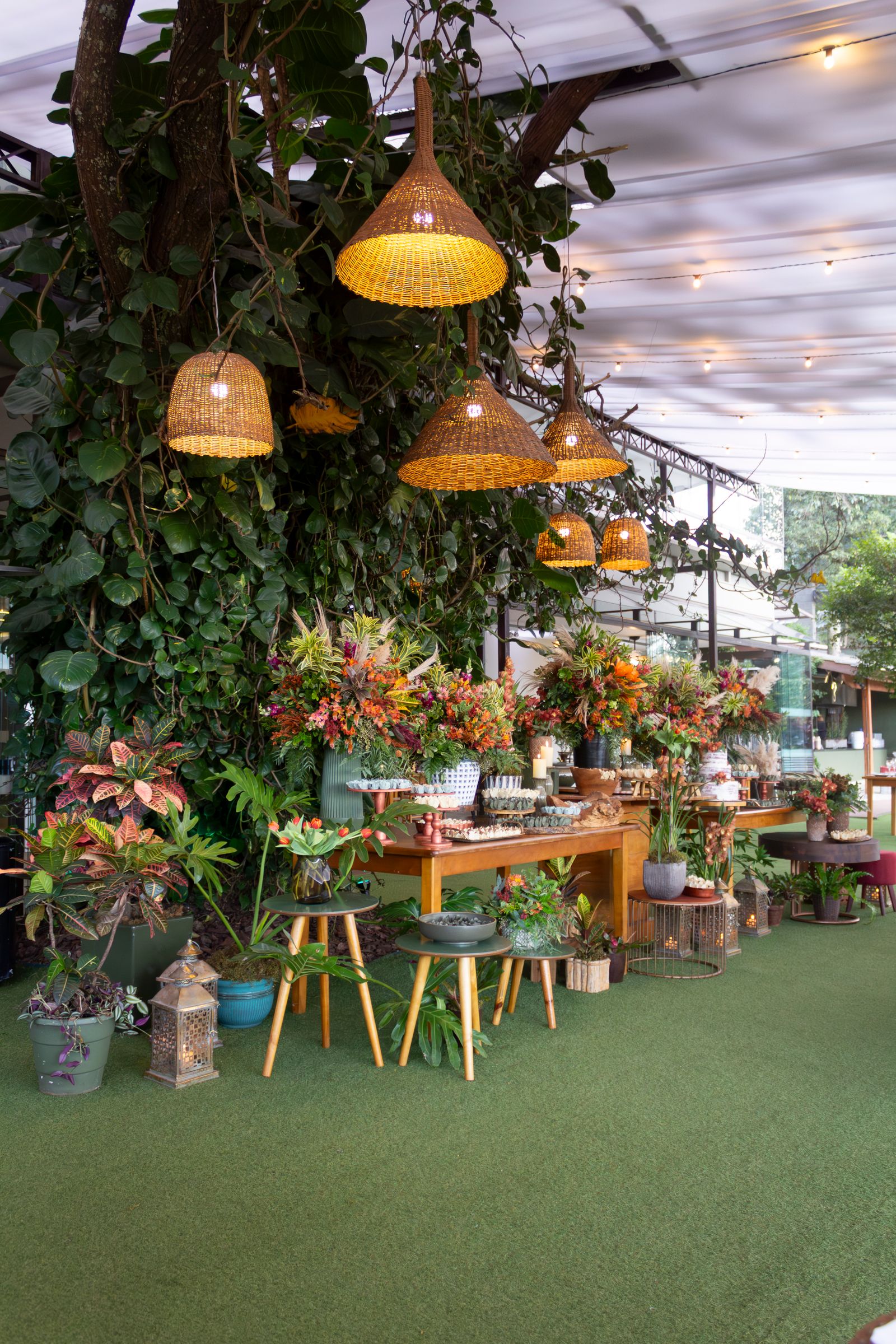 Área comum com jardim e cadeiras ao ar livre