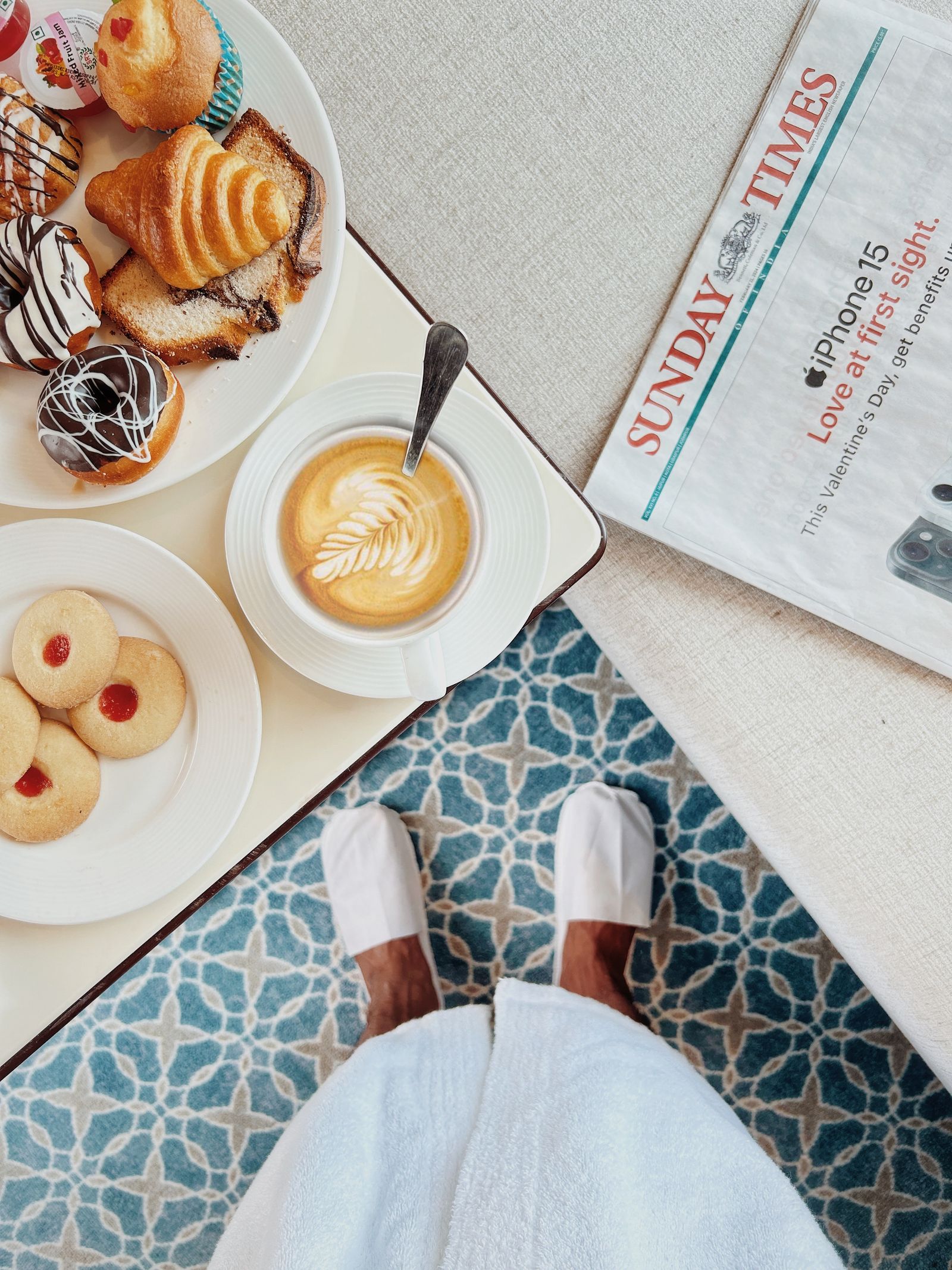 Mesa de café da manhã com pães, bolos e frutas