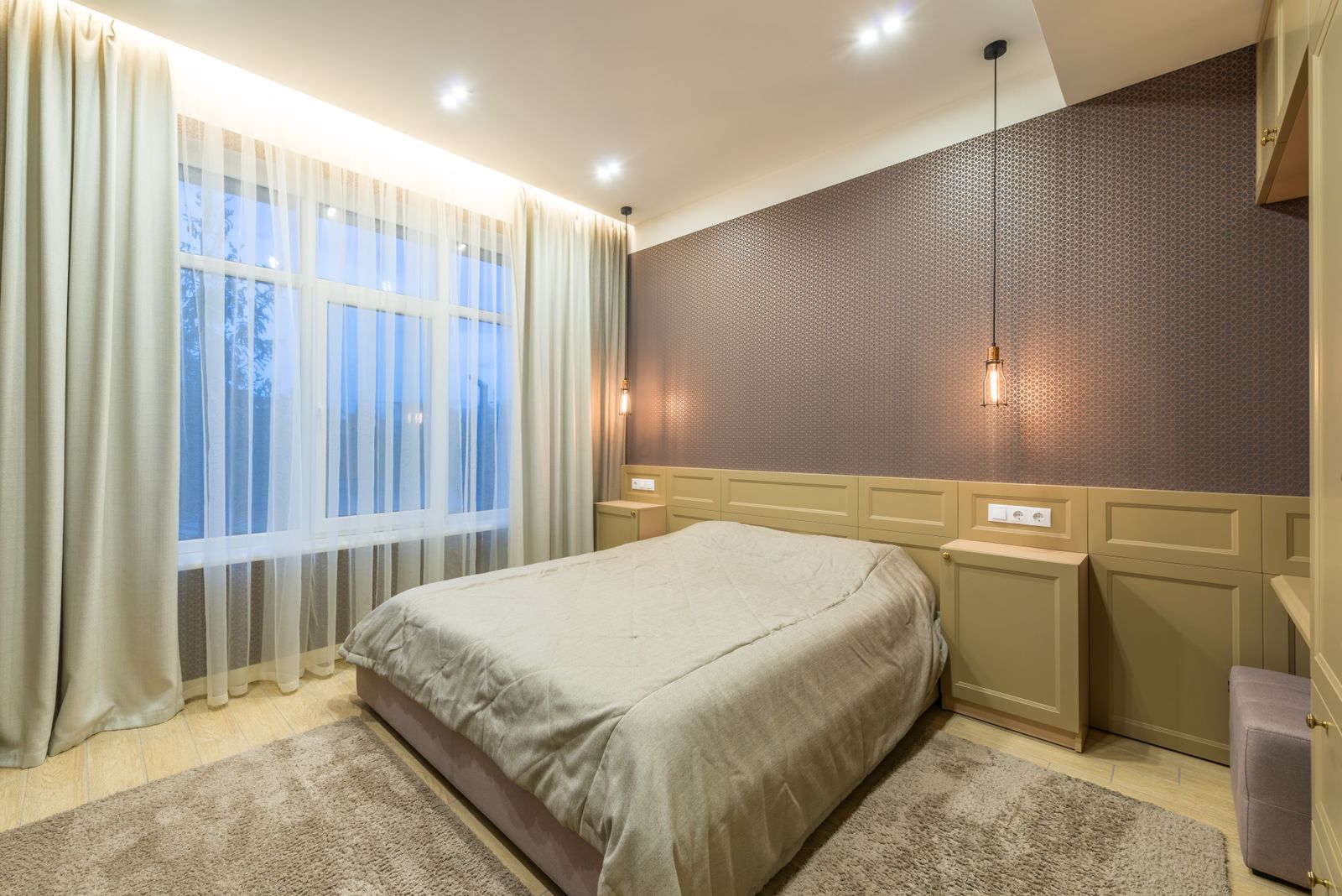 Quarto standard com cama de casal e janela para o jardim